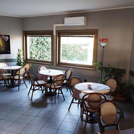 Hotel Motel Est Peschiera Borromeo Kültér fotó