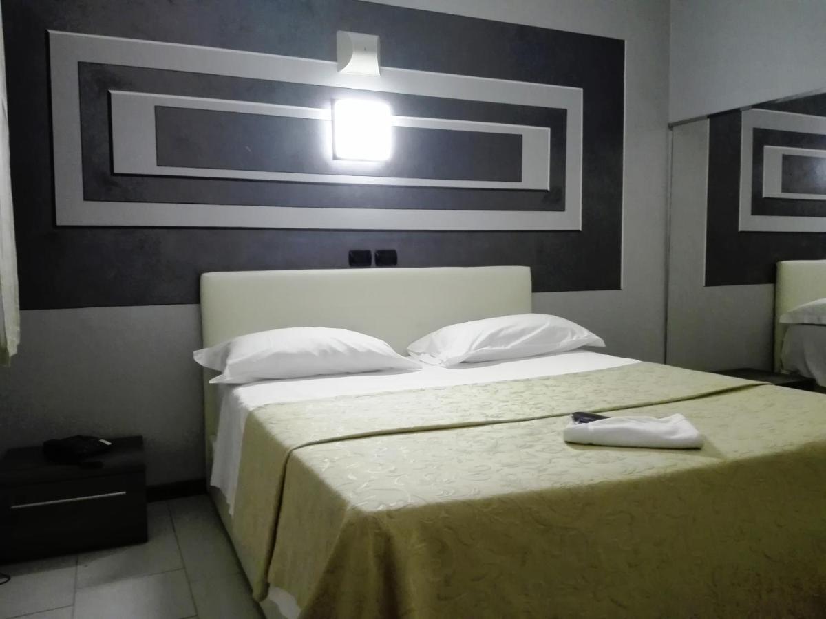 Hotel Motel Est Peschiera Borromeo Kültér fotó