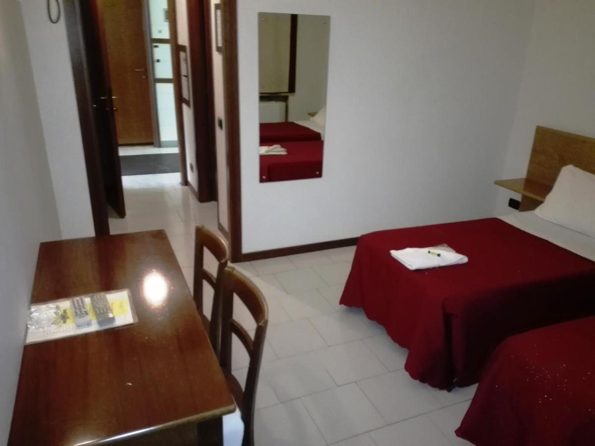 Hotel Motel Est Peschiera Borromeo Kültér fotó