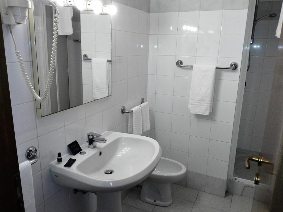 Hotel Motel Est Peschiera Borromeo Kültér fotó
