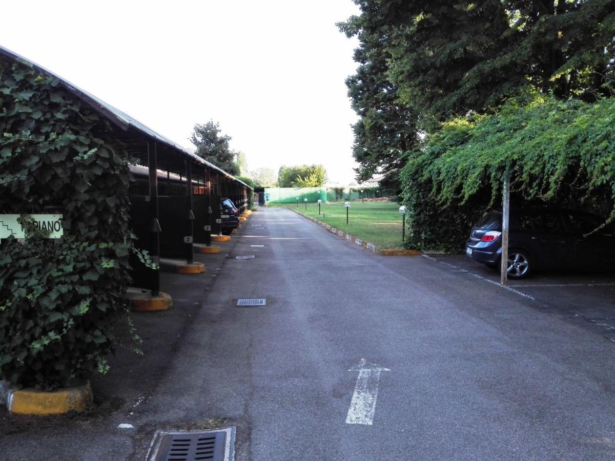 Hotel Motel Est Peschiera Borromeo Kültér fotó