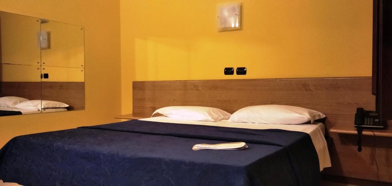 Hotel Motel Est Peschiera Borromeo Kültér fotó