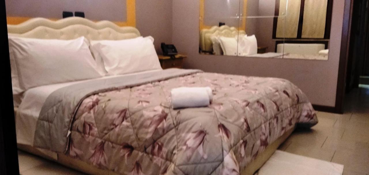 Hotel Motel Est Peschiera Borromeo Kültér fotó