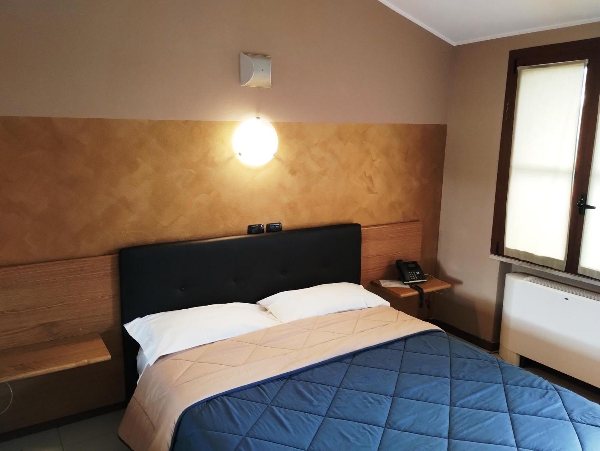 Hotel Motel Est Peschiera Borromeo Kültér fotó