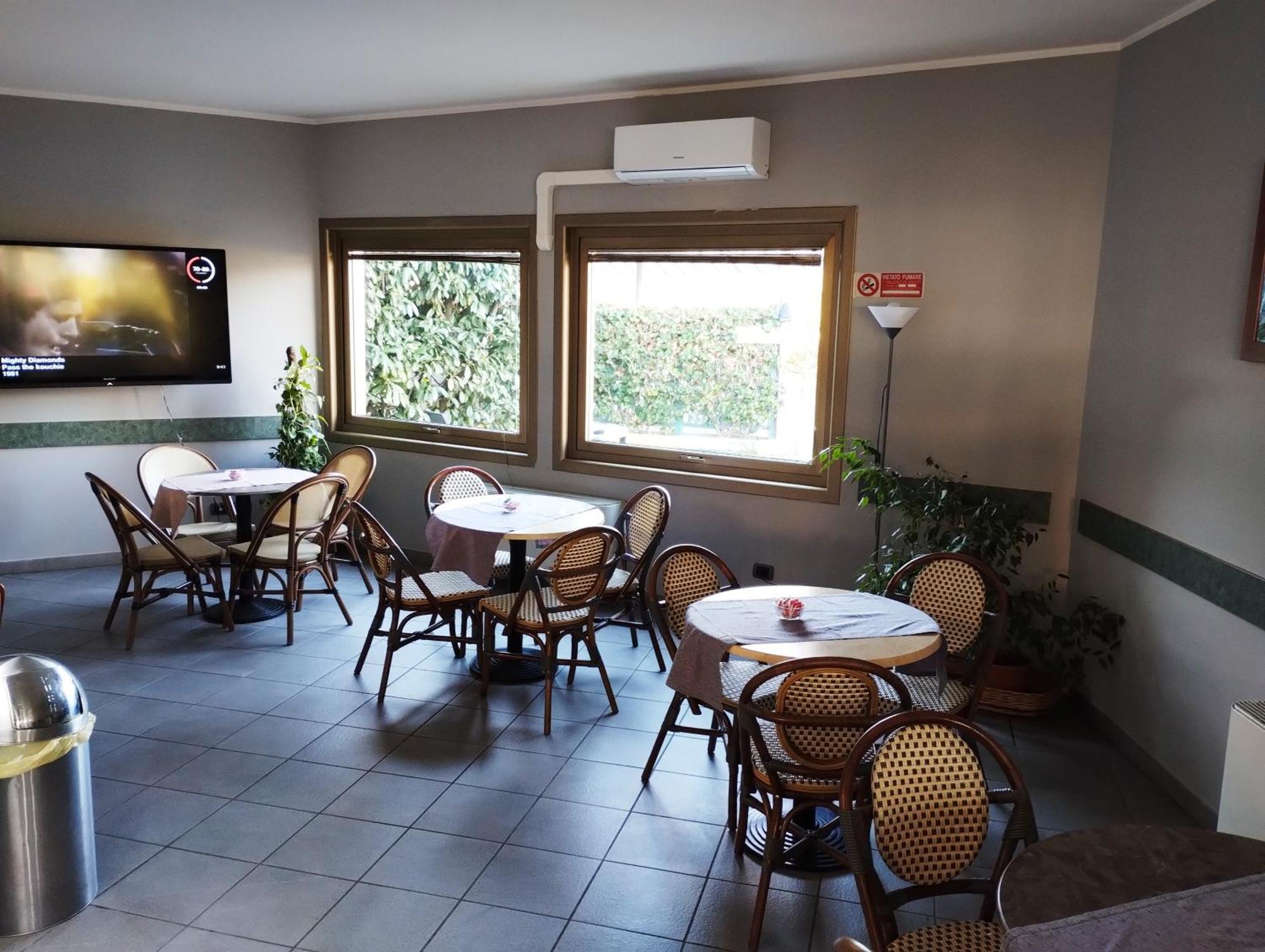 Hotel Motel Est Peschiera Borromeo Kültér fotó