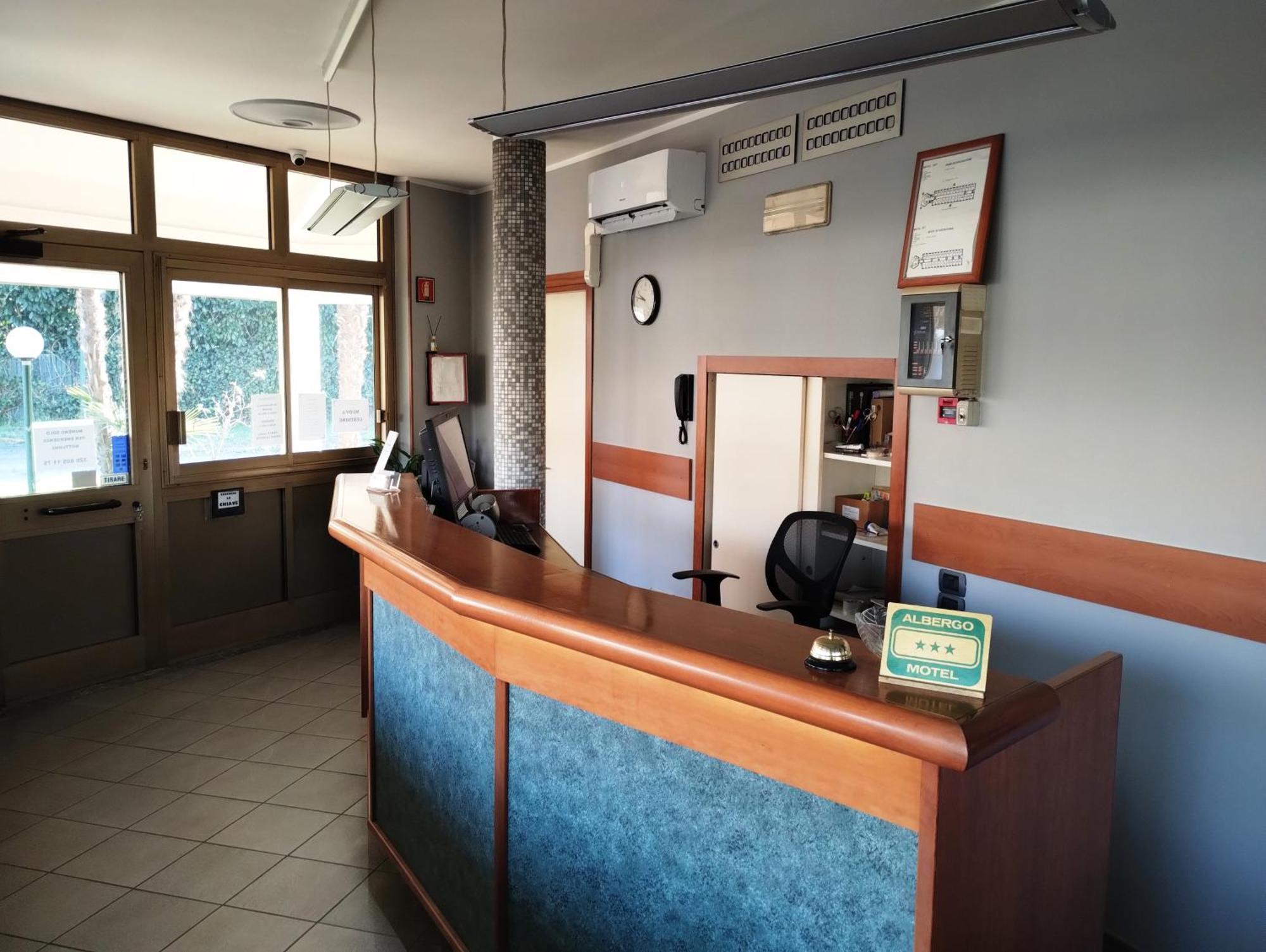 Hotel Motel Est Peschiera Borromeo Kültér fotó