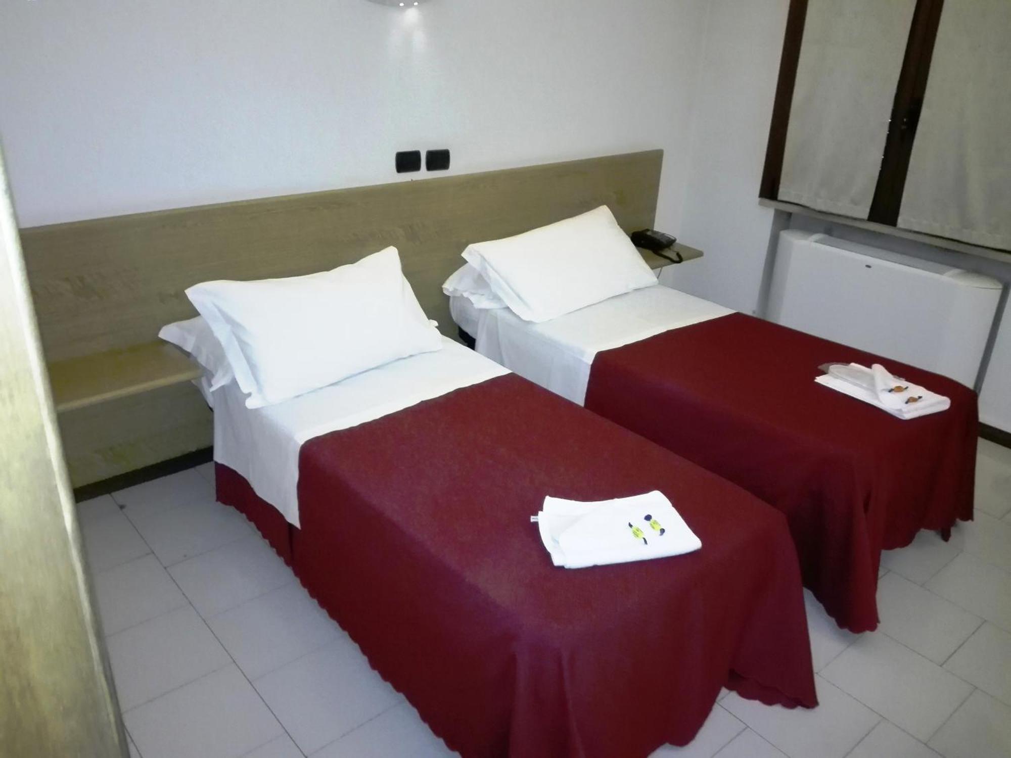 Hotel Motel Est Peschiera Borromeo Kültér fotó