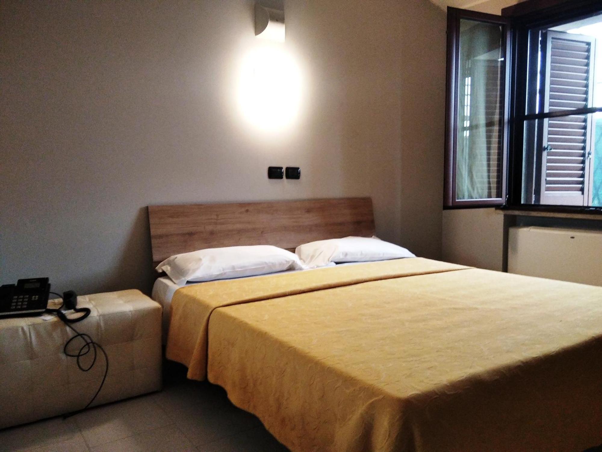 Hotel Motel Est Peschiera Borromeo Kültér fotó