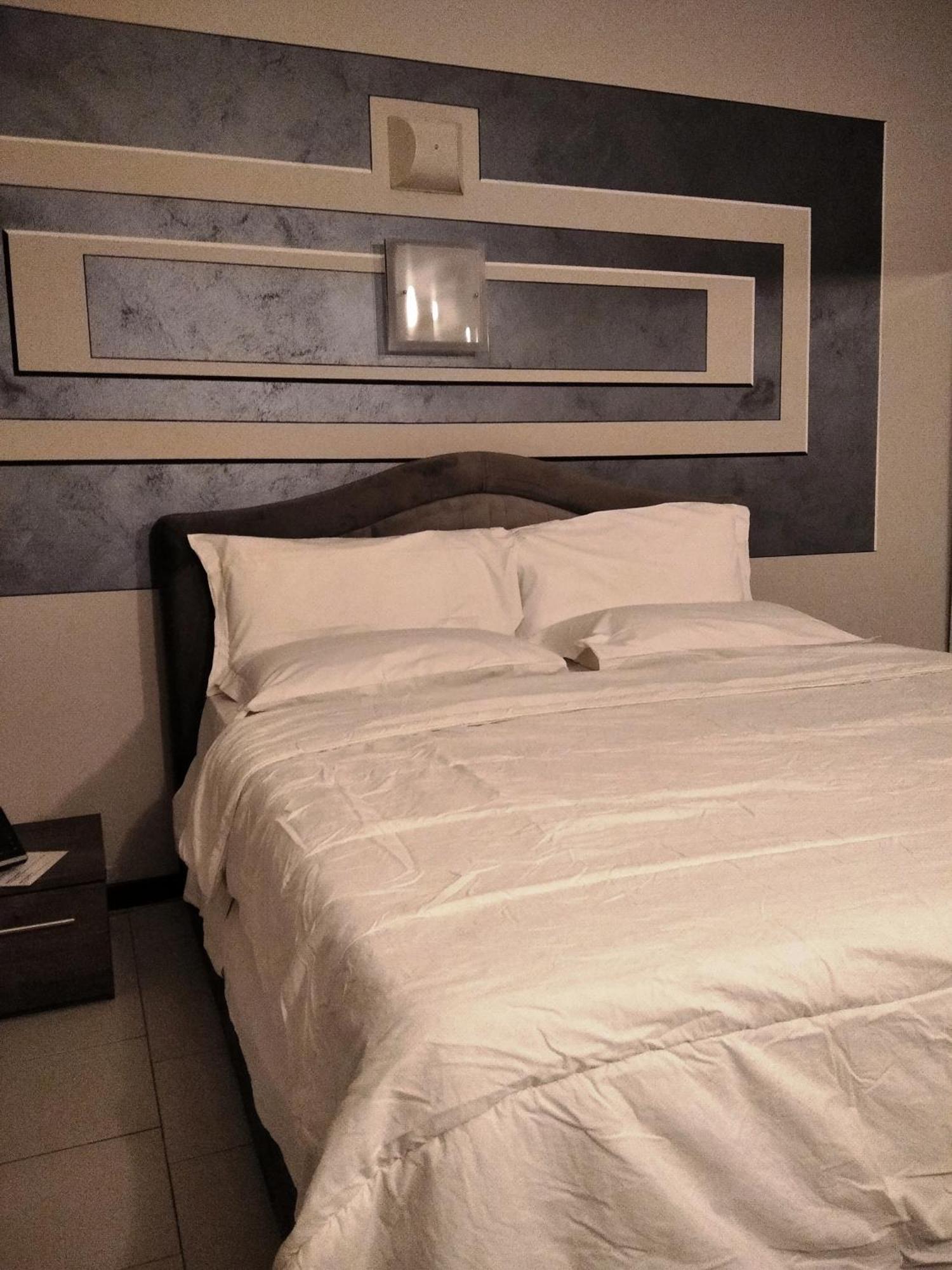 Hotel Motel Est Peschiera Borromeo Kültér fotó