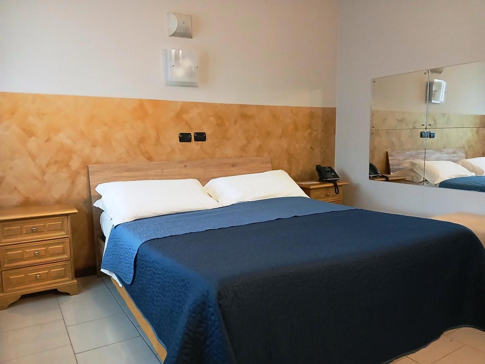 Hotel Motel Est Peschiera Borromeo Kültér fotó